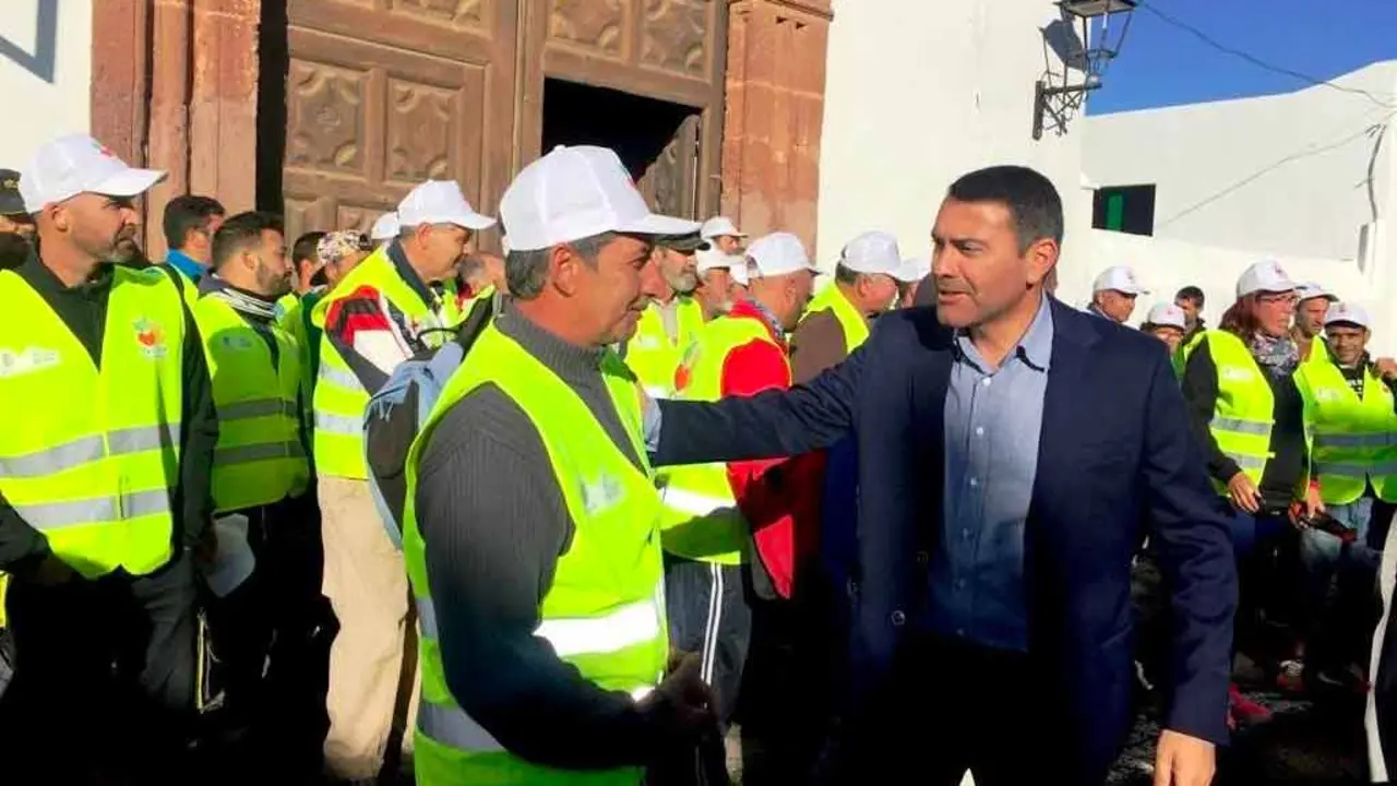 Alcalde y trabajadores en Teguise