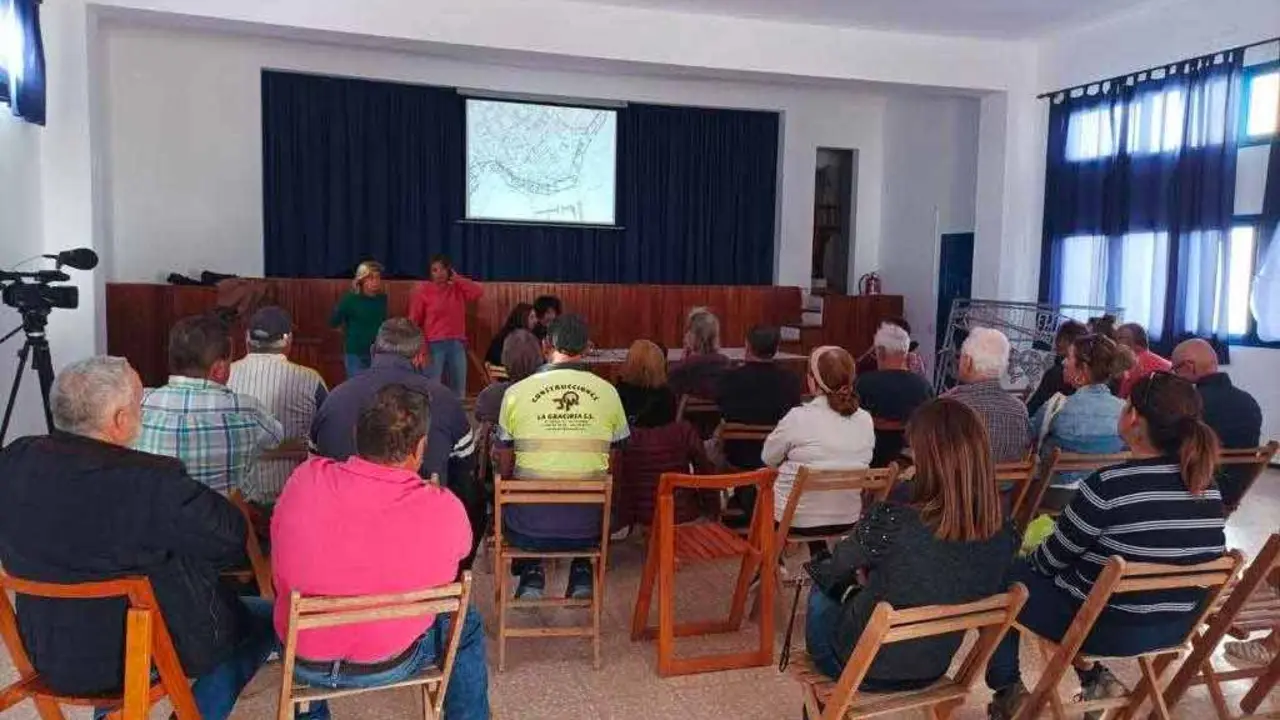 Reunión Olivia Duque y Alicia Páez con los vecinos