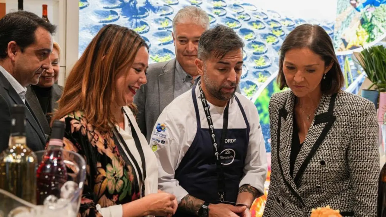 Mar&iacute;a Dolores Corujo, y la ministra de Turismo del Gobierno de Espa&ntilde;a, Reyes Maroto