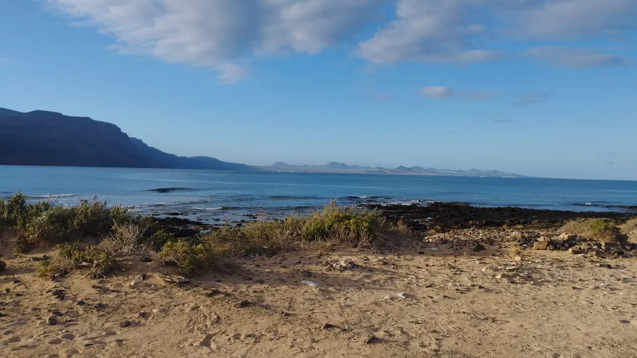 Vista de Famara desde La Graciosa.