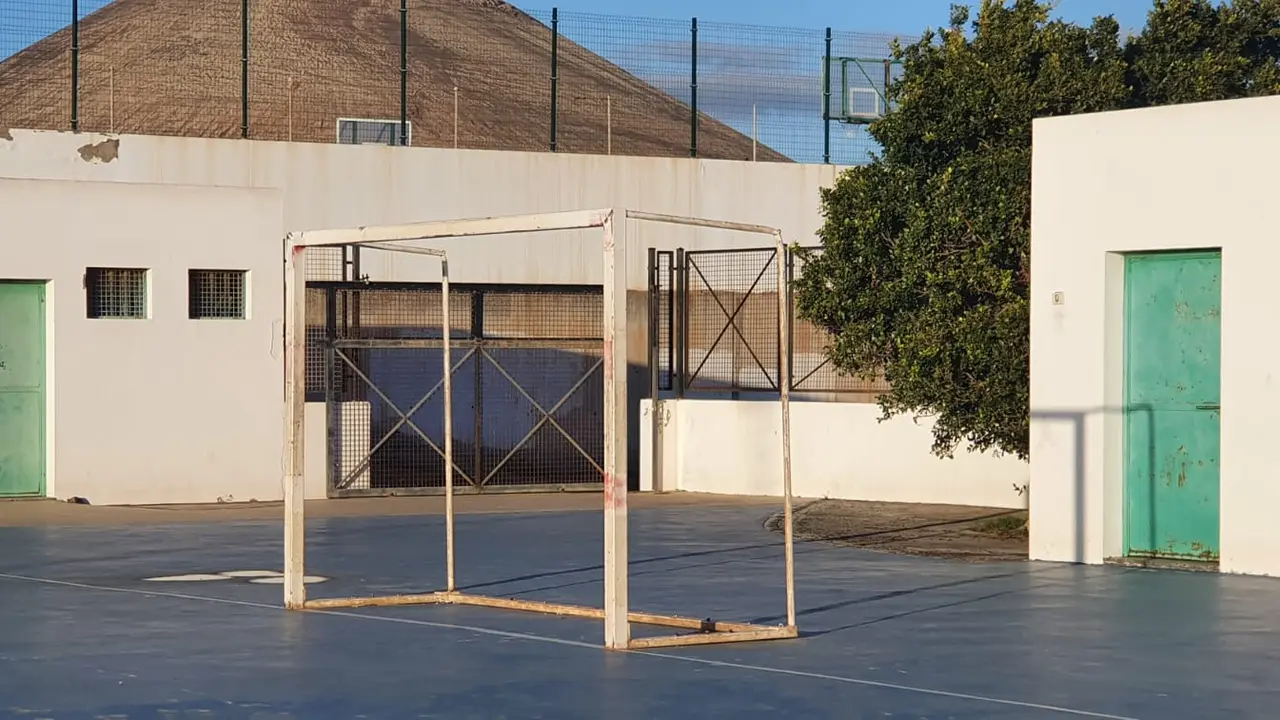 Portería de balonmano rota