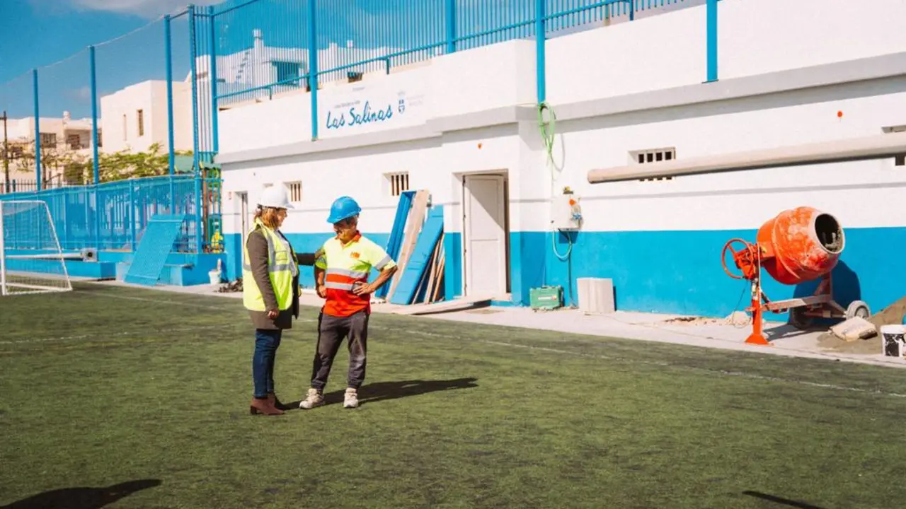 Empiezan las obras en el campo de fútbol de Las Salinas