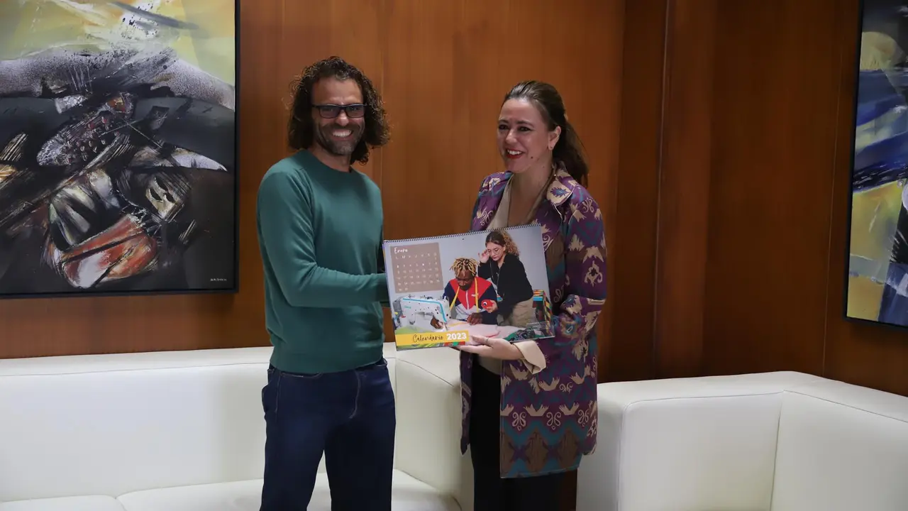 Alejandro Guerra con el calendario
