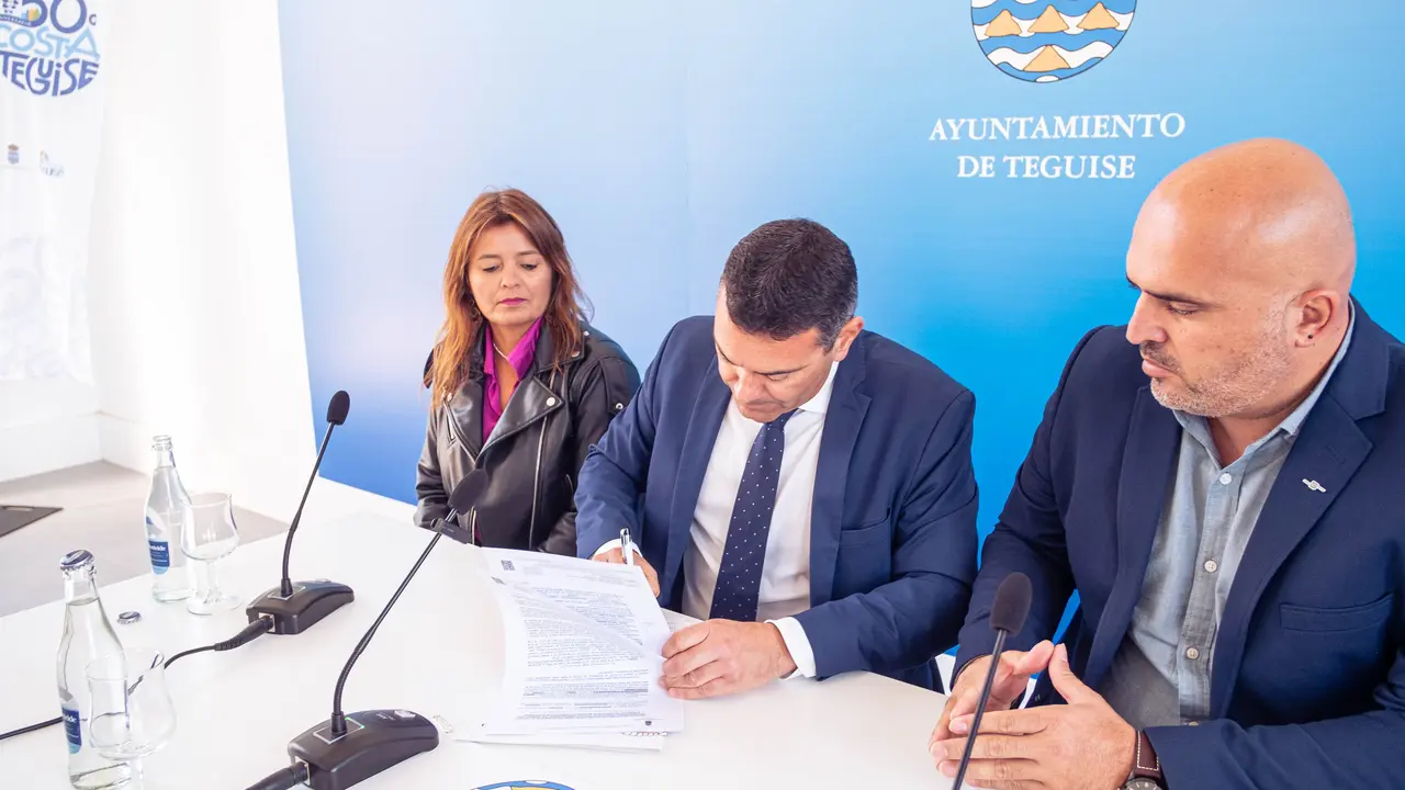 Firma del anteproyecto de complejo deportivo en Costa Teguise
