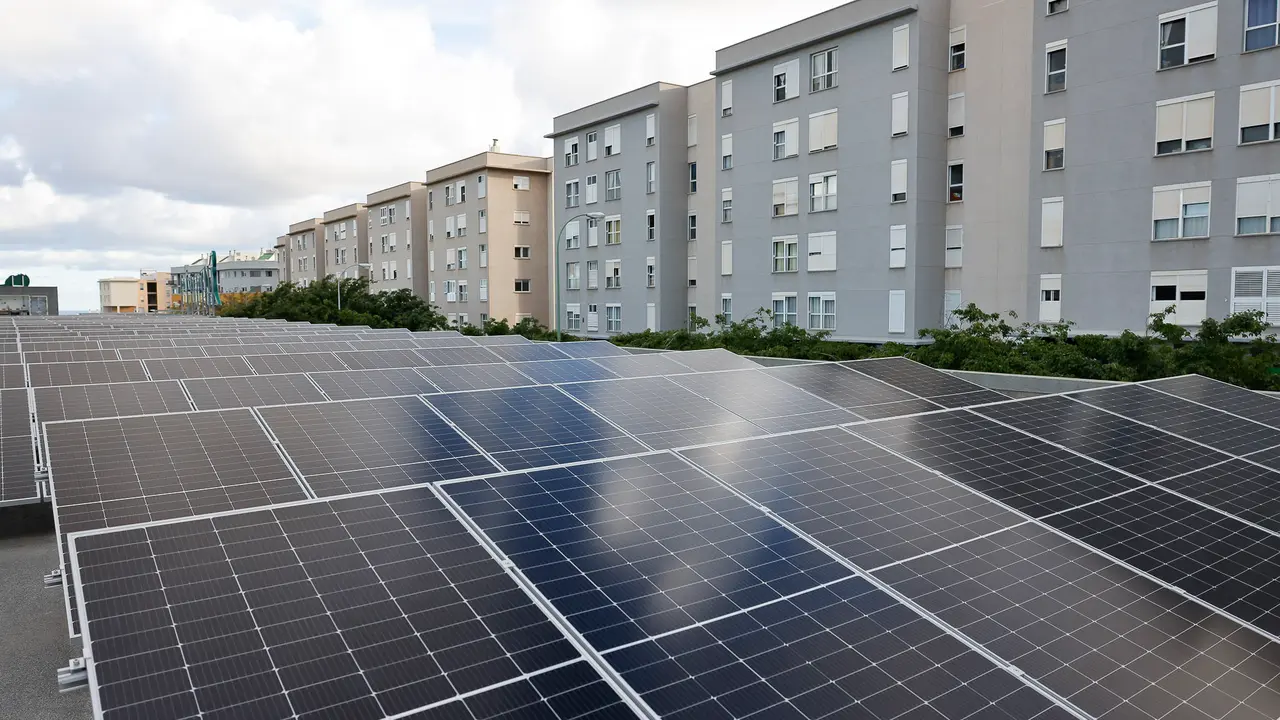 Instalaci&oacute;n fotovoltaica ubicada en la tienda HiperDino de Siete Palmas (Gran Canaria)