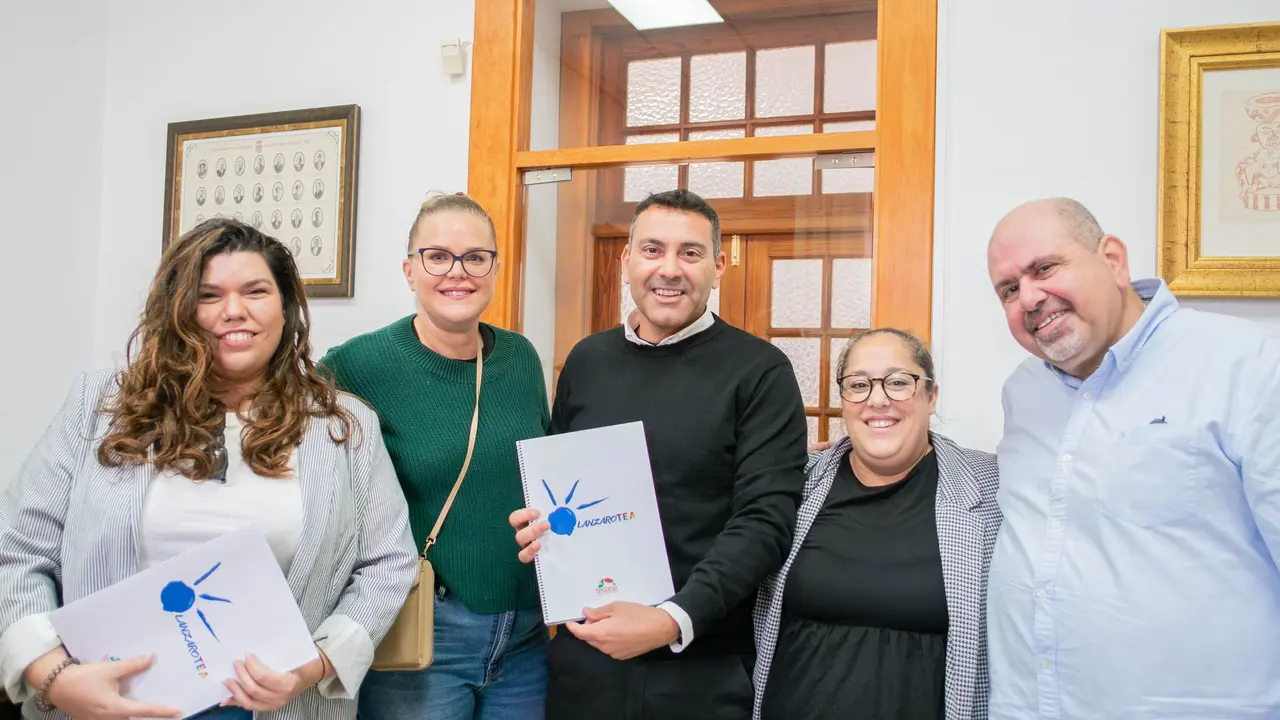 Recepción del alcalde y el concejal de Servicios Sociales con LanzaroTEA