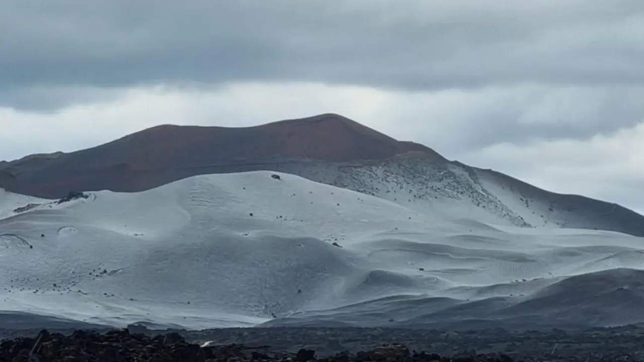 El granizo tiñe de blanco a Timanfaya