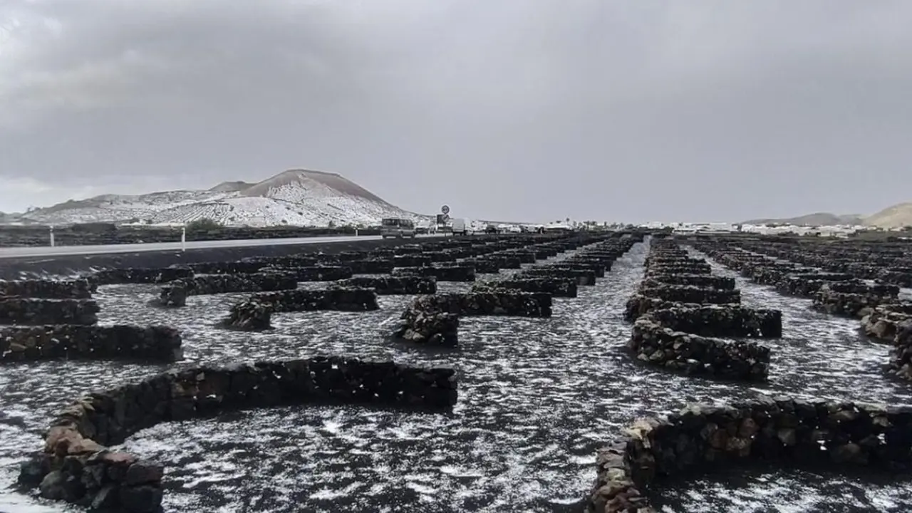 <p>&nbsp;</p>

<p>Granizada en Lanzarote</p>
