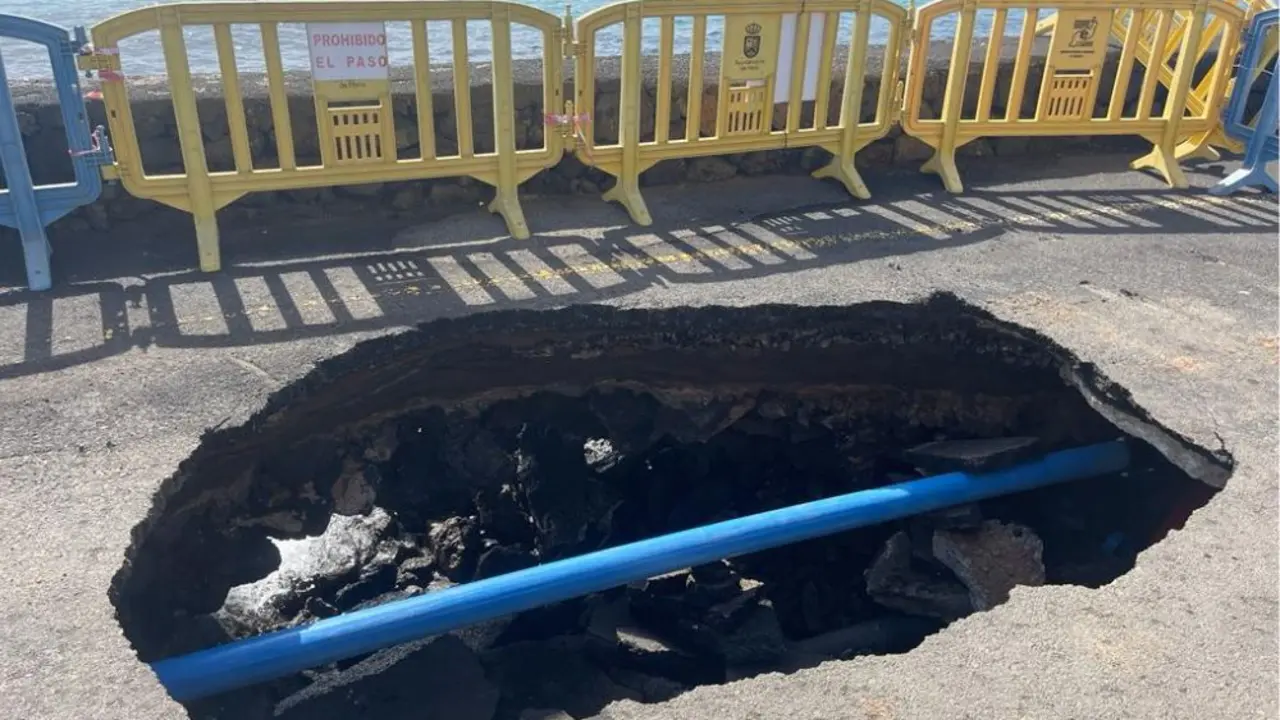 Socavón junto al muelle de Punta Mujeres