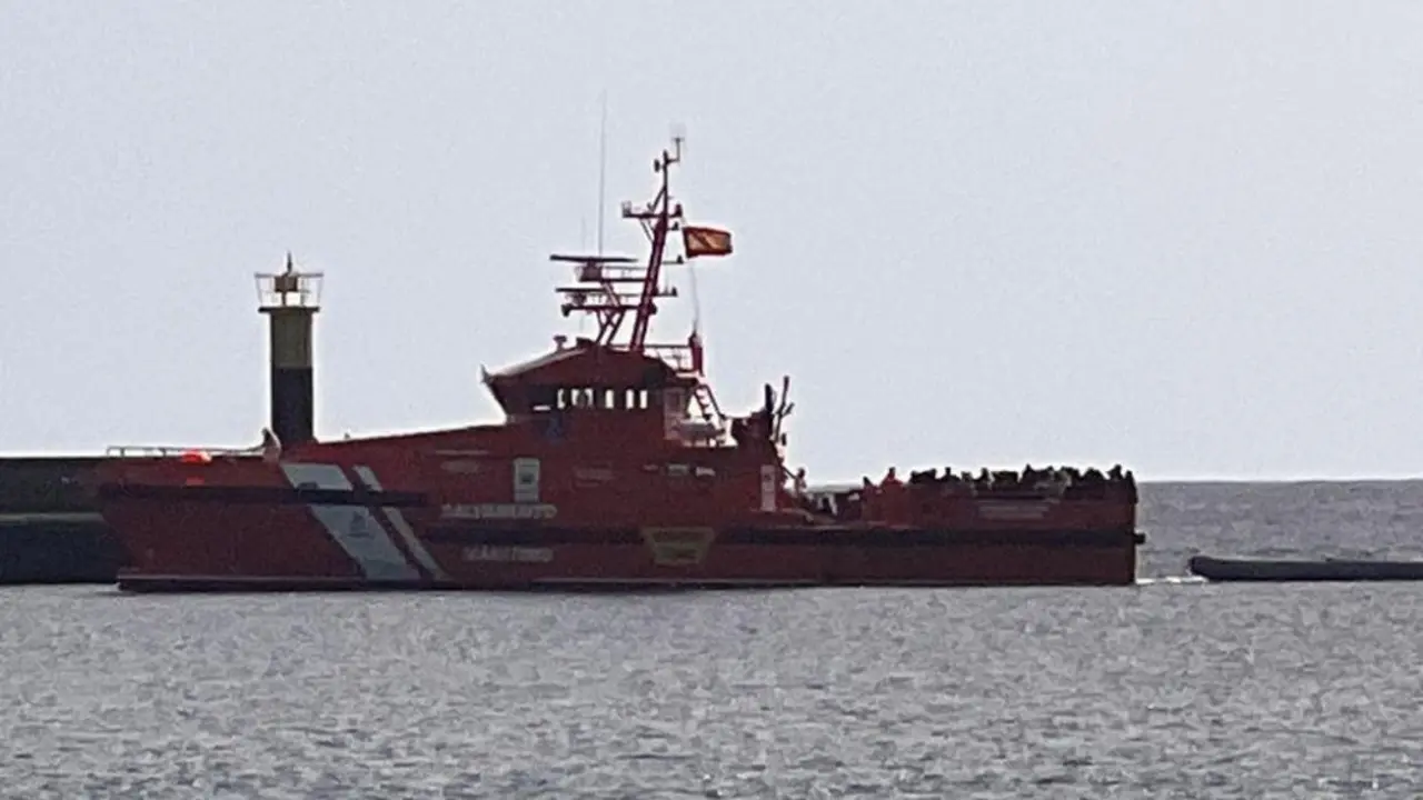 La Salvamar entrando al muelle comercial de Arrecife