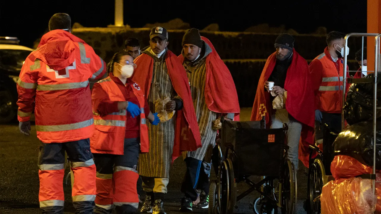 Personas migrantes llegadas la noche del mi&eacute;rcoles, 8 de febrero (FOTO: EFE/Adriel Perdomo)
