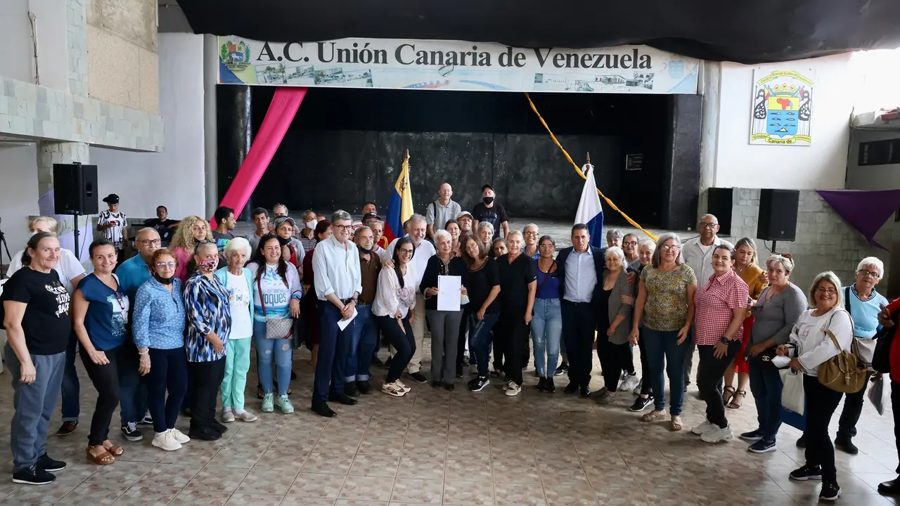 &Aacute;ngel V&iacute;ctor Torres rodeado de miembros de la comunidad canaria en Venezuela