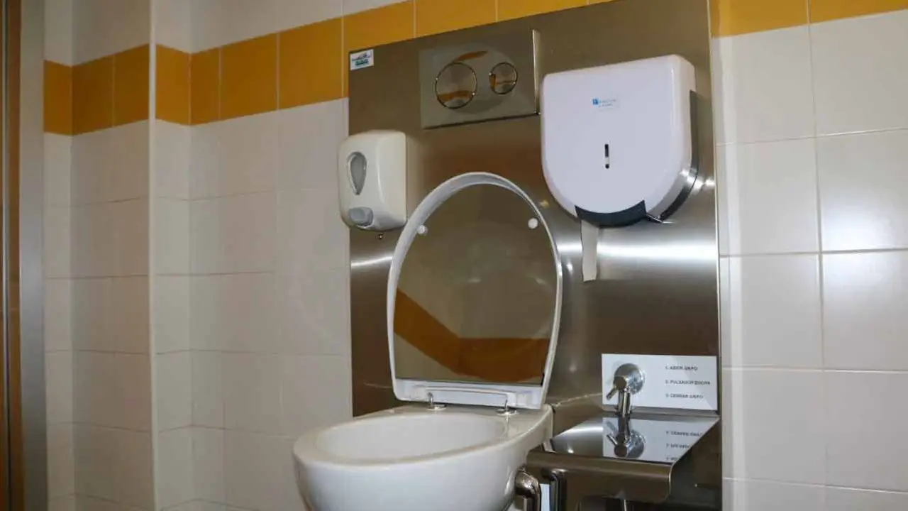 Baño adaptado para personas ostomizadas en el Molina Orosa