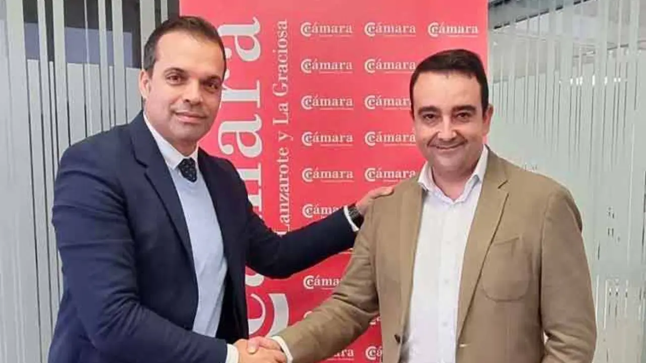 Presidente de la Cámara de Comercio de Lanzarote, José Valle Martínez y el presidente de los jóvenes empresarios (AJE), Aday Hernández Falcón