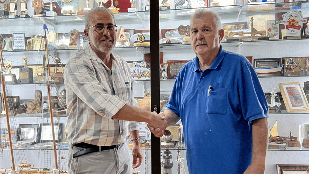 Juan Antonio Machado, presidente entrante, saludando a José Julian Villanueva, presidente saliente