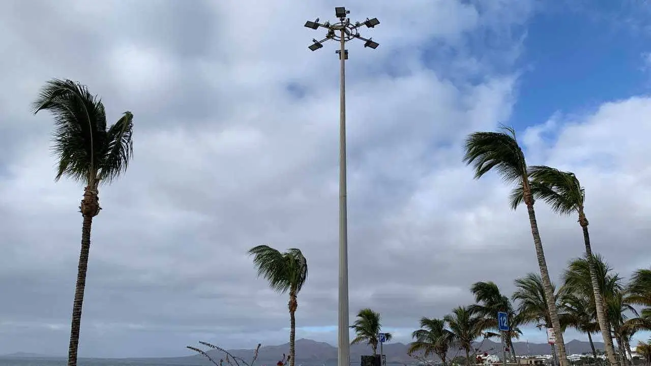 Encendido de las torres de Playa Grande y Plaza de las Naciones