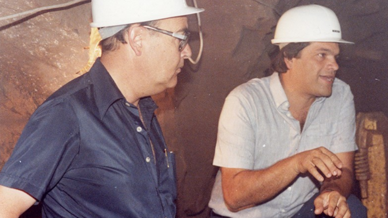 José Manuel Fiestas, a la derecha, junto al entonces presidente del Cabildo, Antonio Lorenzo, supervisando obras en las galerías de Famara. Año 1992 (FOTO: memoriadelanzarote.com)