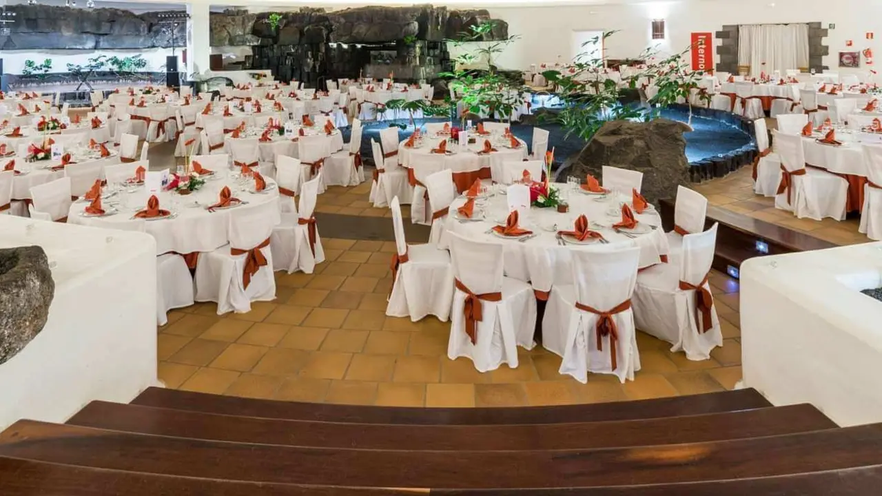 Salón preparado para bodas