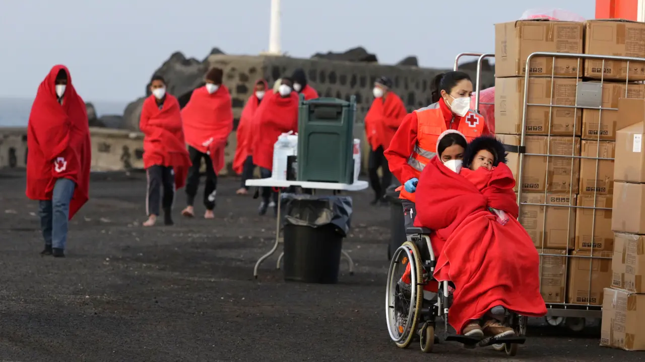 Personas migrantes llegadas en patera el d&iacute;a 22 de febrero de 2023. FOTO: Jos&eacute; Luis Carrasco.