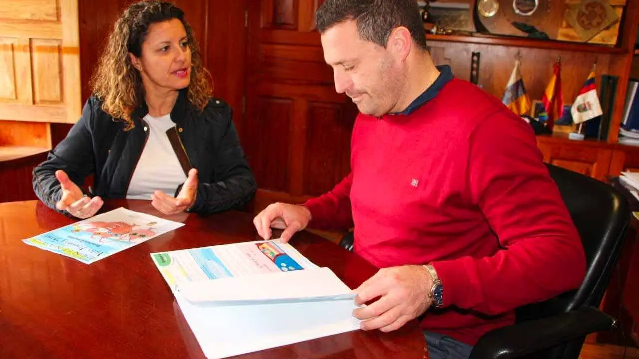 El alcalde de Yaiza, Óscar Noda, y la concejala de Educación, Silvia Santana