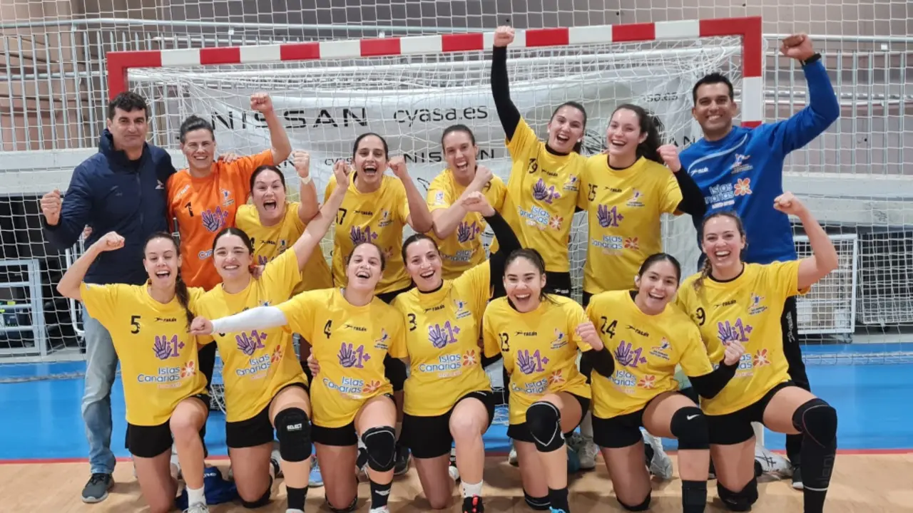 Las jugadoras del CB Puerto del Carmen celebran el campeonato