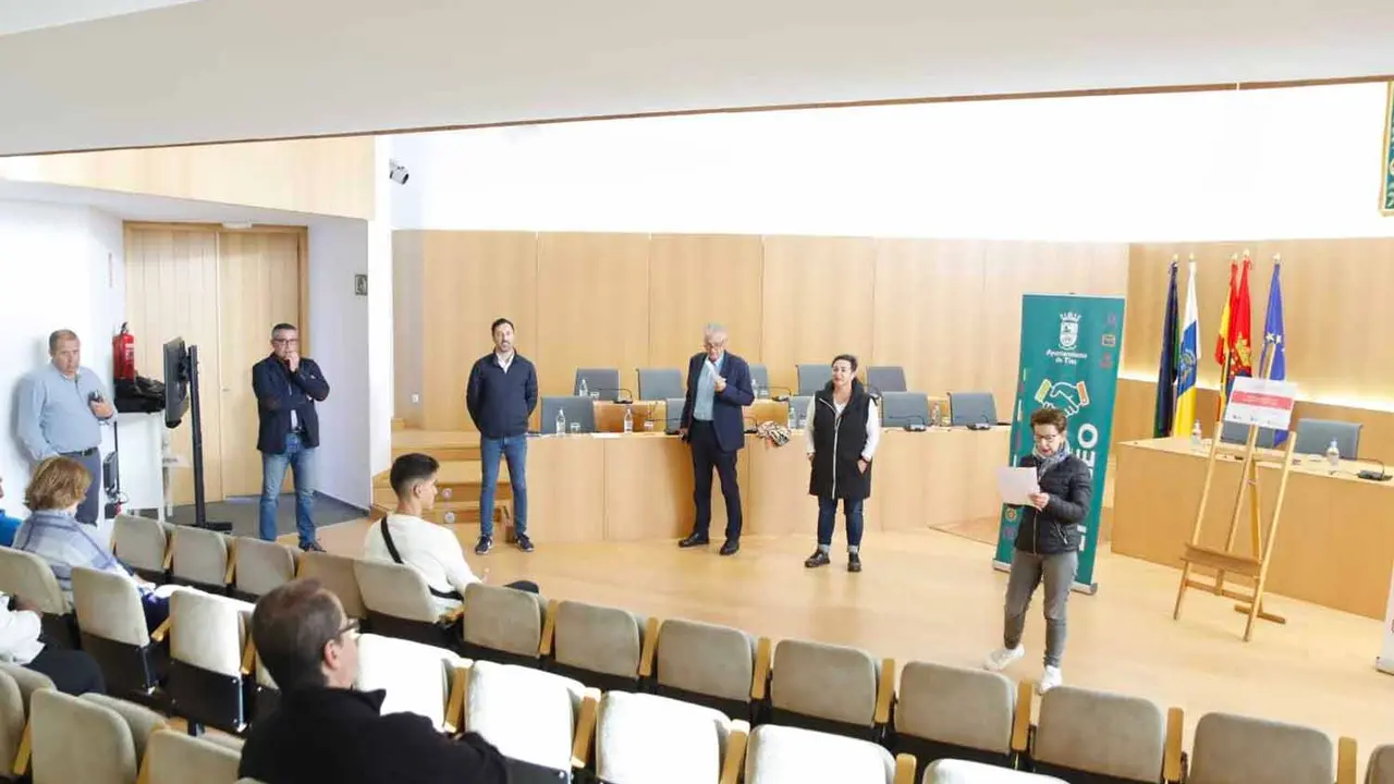 Tías contrata personas para un nuevo proyecto