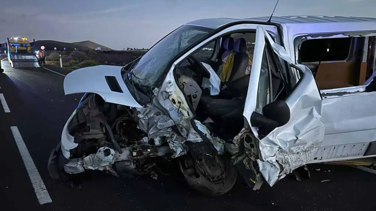 Uno de los veh&iacute;culos del accidente