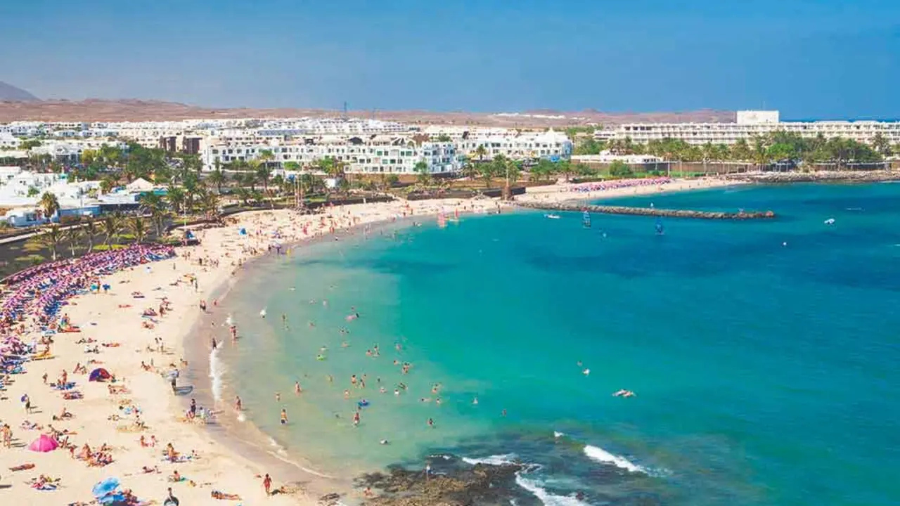 Imagen zona turística de Costa Teguise donde se colocarán los aerogeneradores a 1.8 km de la costa de 300 m. de altura