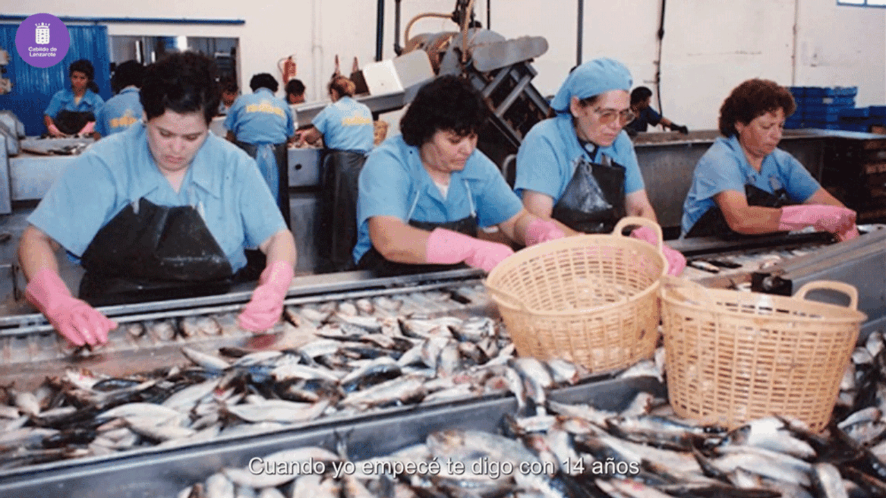 Mujeres en una fábrica conservera