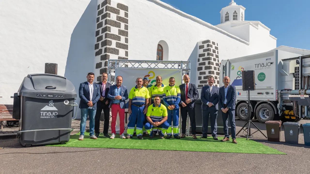 Presentación de vehículos y contenedores de recogida de residuos en Tinajo