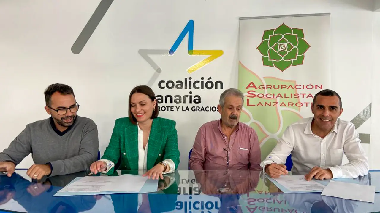 Los dirigentes de ambas formaciones, en la firma del acuerdo