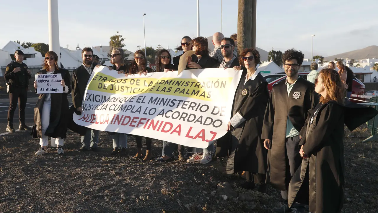 Los letrados de la Administración de Justicia, concentrados frente a A Casa (FOTO: José Luis Carrasco)