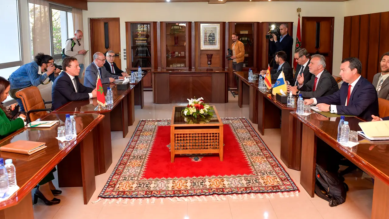 El presidente de Canarias, Ángel Víctor Torres, se reúne con el ministro de Transportes de Marruecos, Abdel Jalil (2i, primera fila), este miércoles en Rabat. EFE/JALAL MORCHIDI
