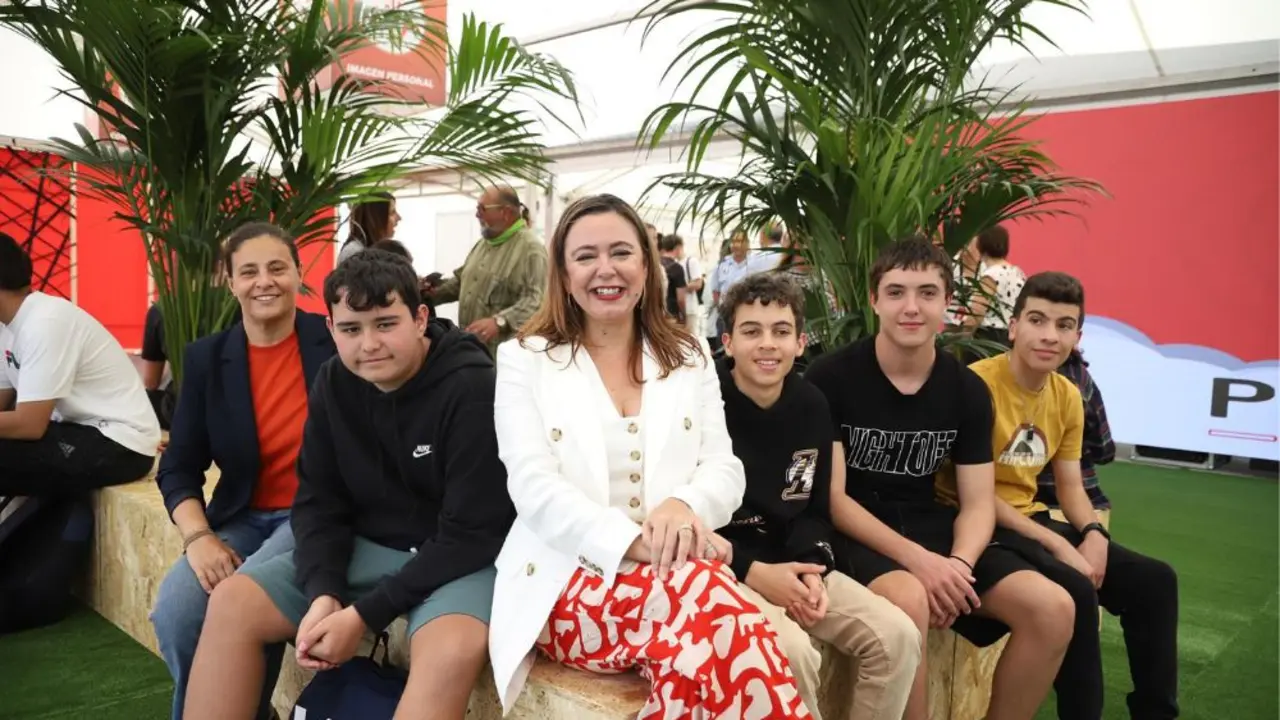 La presidenta del Cabildo junto a grupo de estudiantes