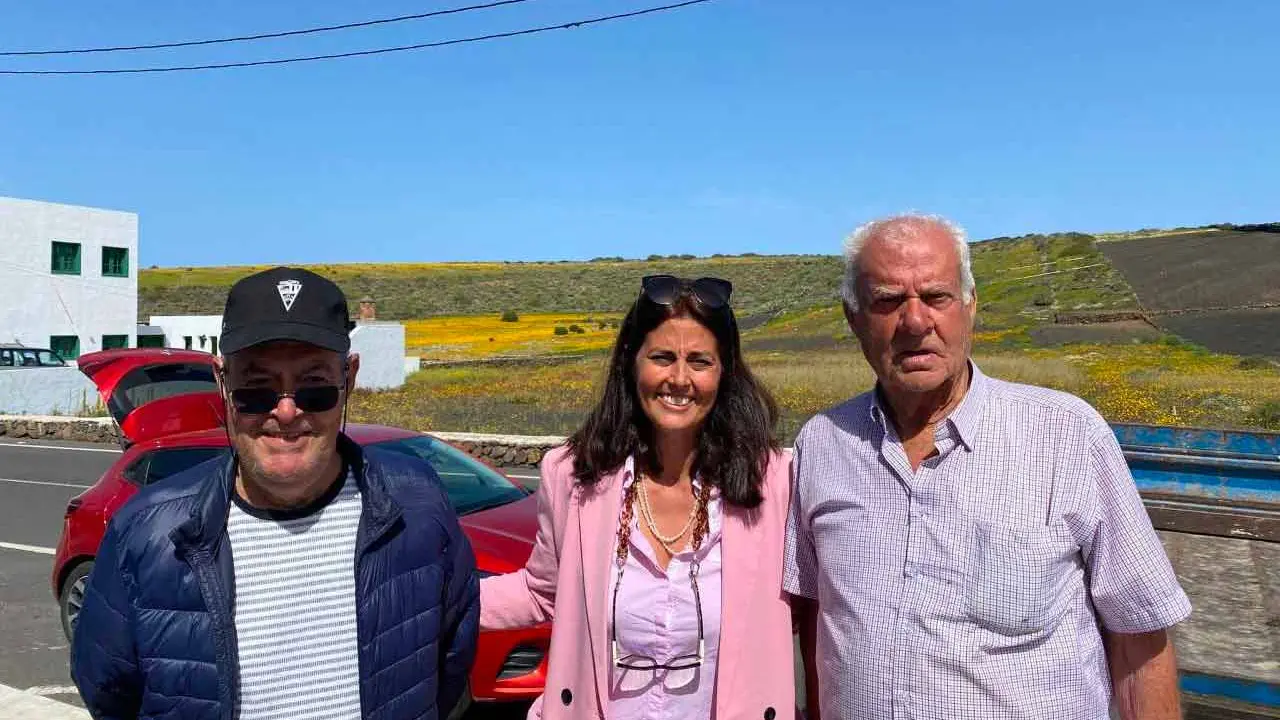 Evelia García con vecinos de Ye