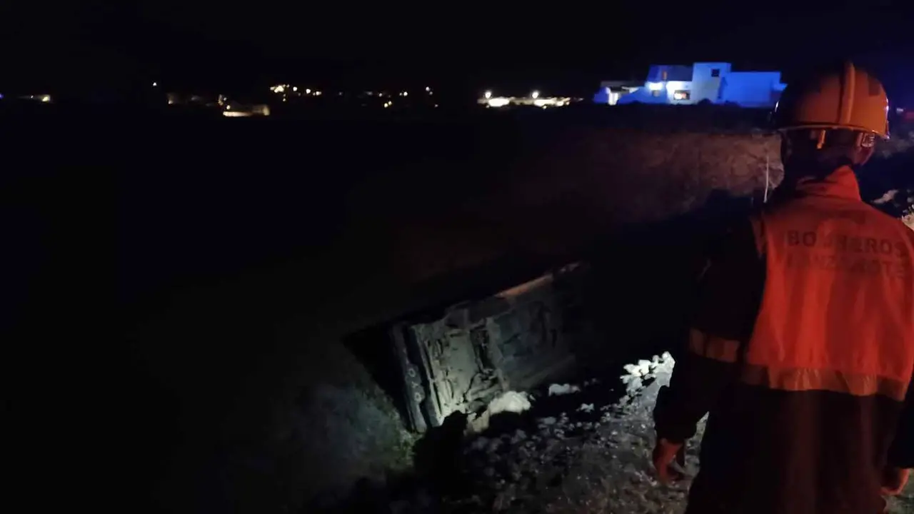 Coche volcado en Uga