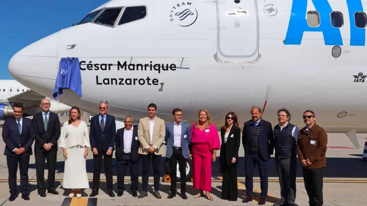 El Boeing 737 con el nombre C&eacute;sar Manrique