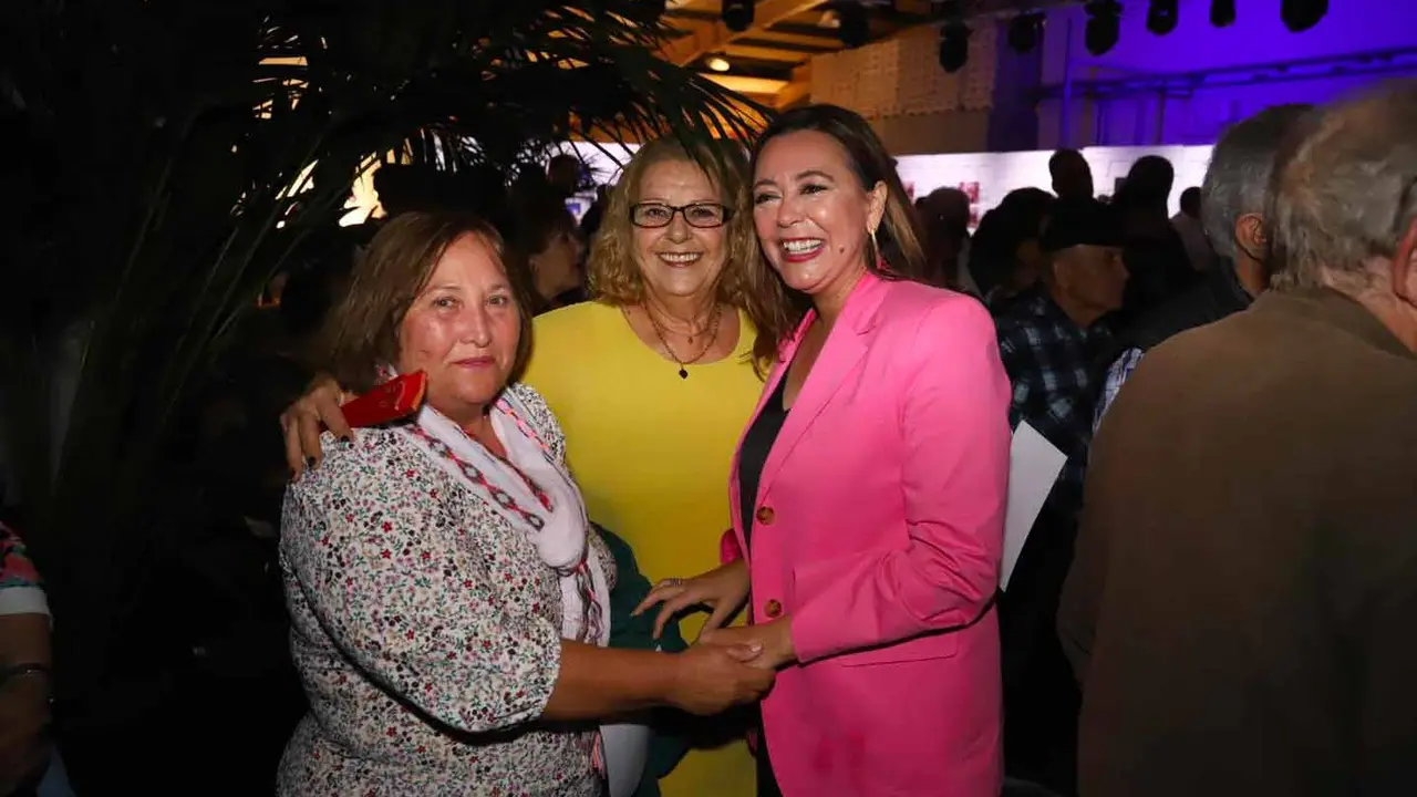 Presidenta junto a otras mujeres de la isla