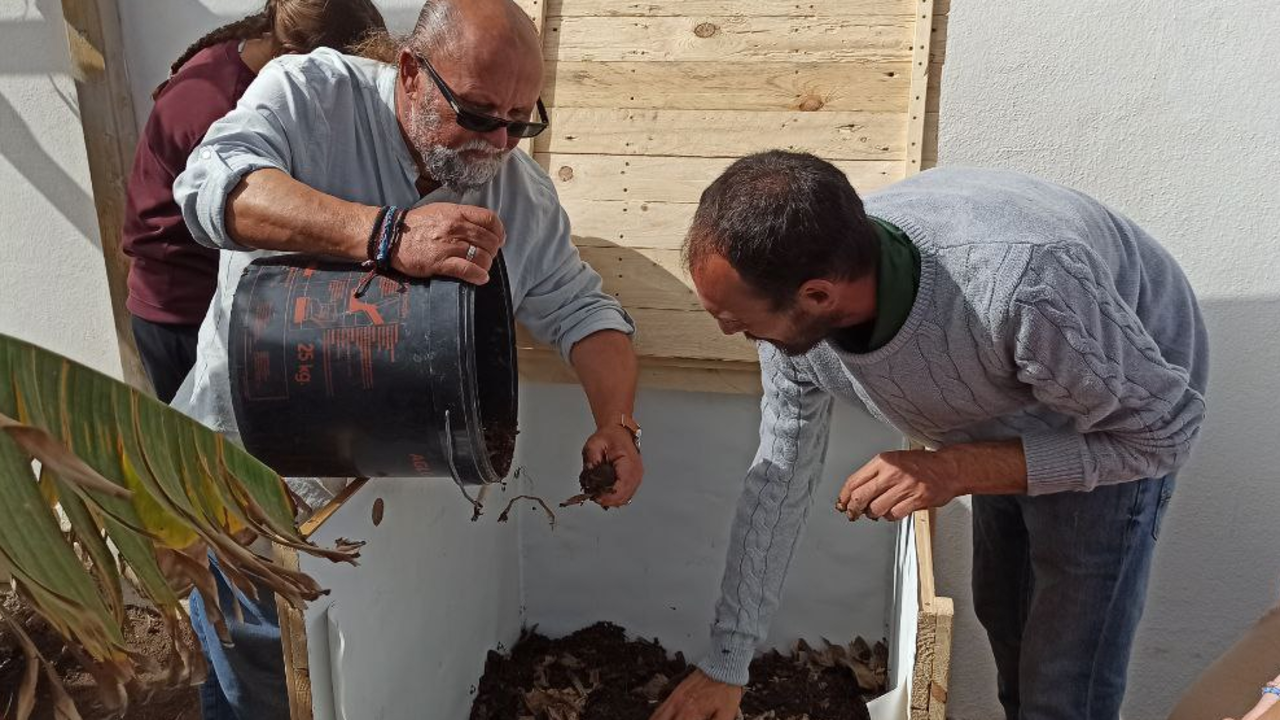 El consejero de Medio Ambiente haciendo compost