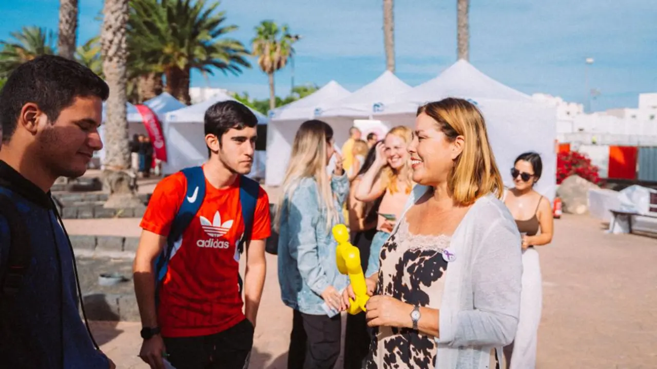 Astrid Pérez con estudiantes