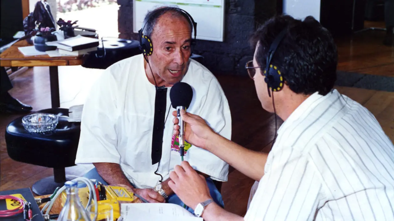 C&eacute;sar Manrique en una entrevista (FOTO: Fundaci&oacute;n C&eacute;sar Manrique)