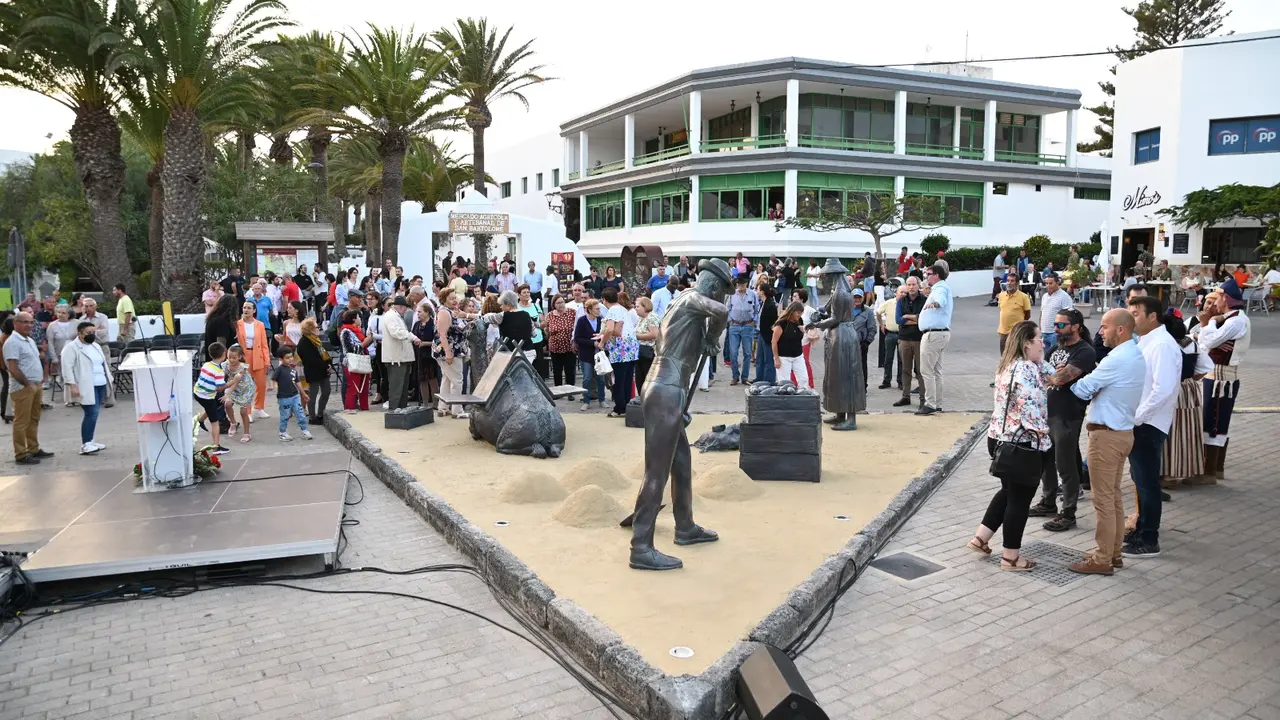 Conjunto escultórico de homenaje al cultivo de la batata