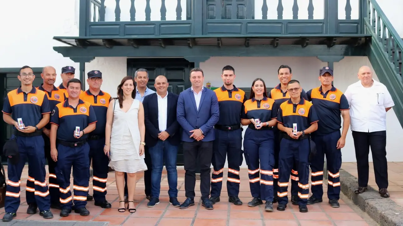 Voluntarios homenajeados con alcalde y  concejal del Área