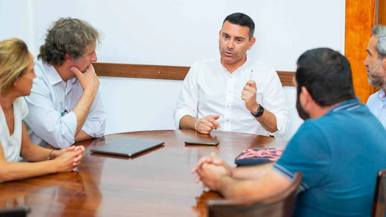 Reunión alcalde y concejal de Teguise con la asociación Educere