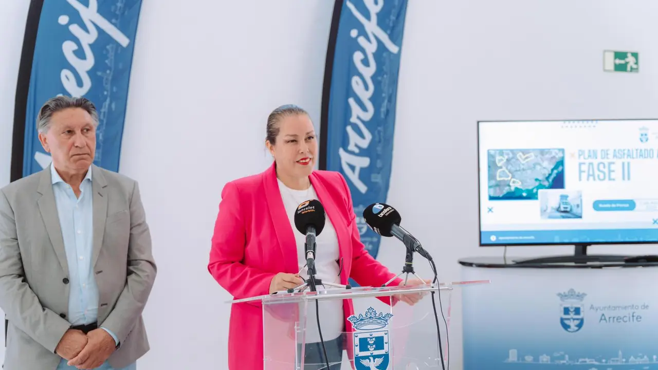 Astrid Pérez presentando la II Fase de asfaltado