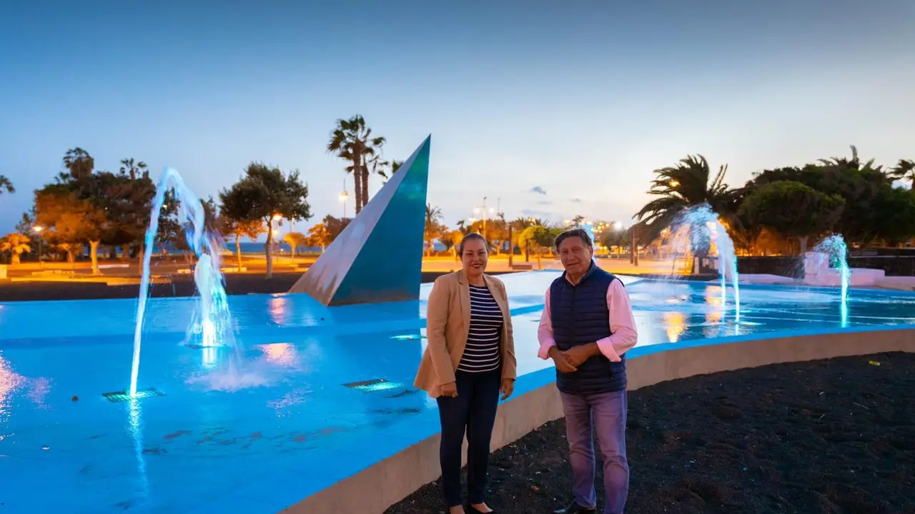La alcaldesa, Astrid Pérez, y el concejal de Obras, Roberto Herbón, junto a la fuente reparada