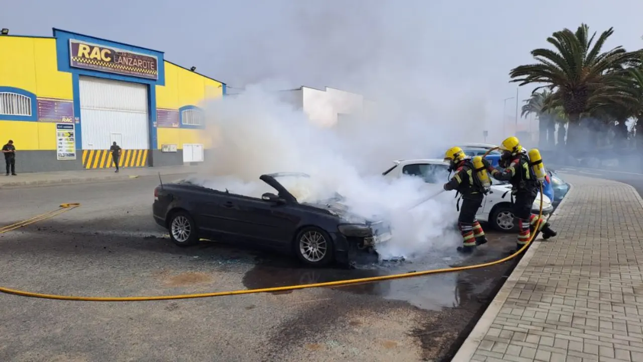 Los bomberos apagan el fuego