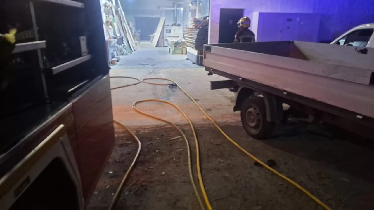 Momento de la intervención de los bomberos