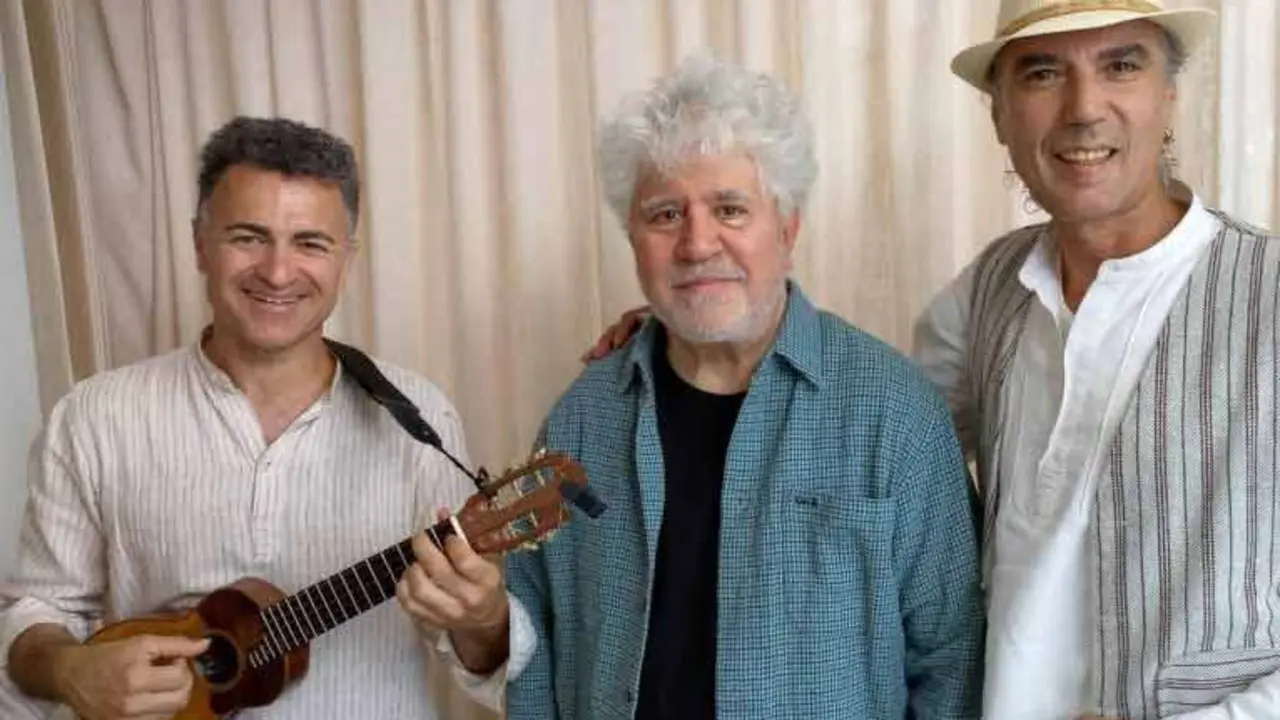 Pedro Almodóvar junto a Gabriel Cubas y Gopar