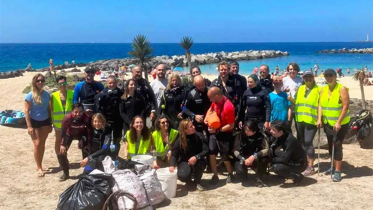 Equipo que retira plásticos de Playa Flamingo&nbsp;